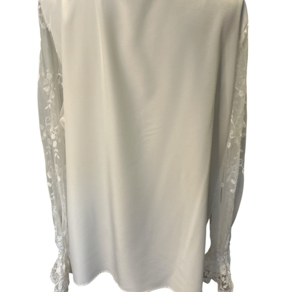 Lot of (2) White blouses, size 2XL and 3XL, preowned in excellent condition. - Picture 2 of 11